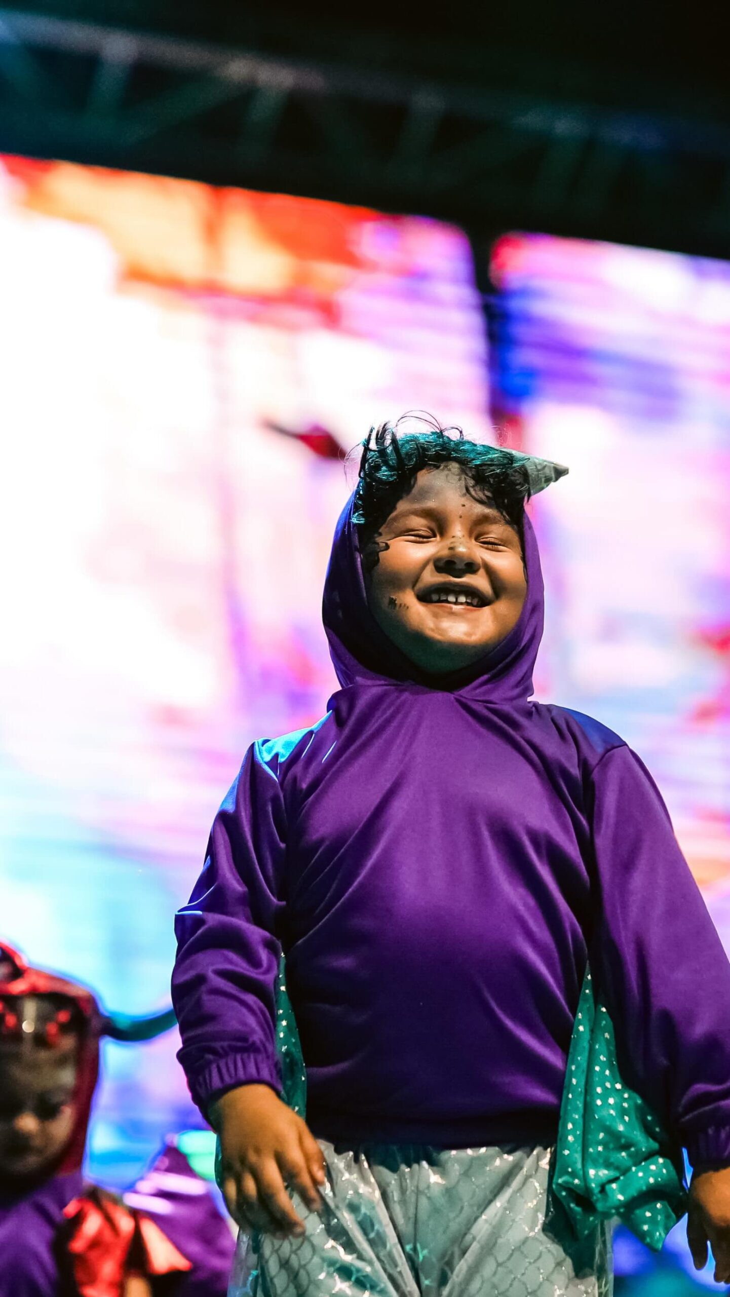 En el escenario, el canto, la actuación y el movimiento se convirtieron en el lenguaje de nuestros niños.

A través de ellos dieron vida a una historia donde la sencillez del bosque, la memoria colectiva y la libertad interior recordaron su fuerza.

Entre luces y colores, representaron esa valiente decisión de volver a la esencia, de elegir la autenticidad sobre el brillo pasajero.

Gracias a quienes hicieron posible esta obra —a los niños, maestros, familias y al equipo detrás y delante de escena— por regalarnos un momento donde el arte volvió a ser verdad.
Gracias por hacer parte de este bosque mágico…