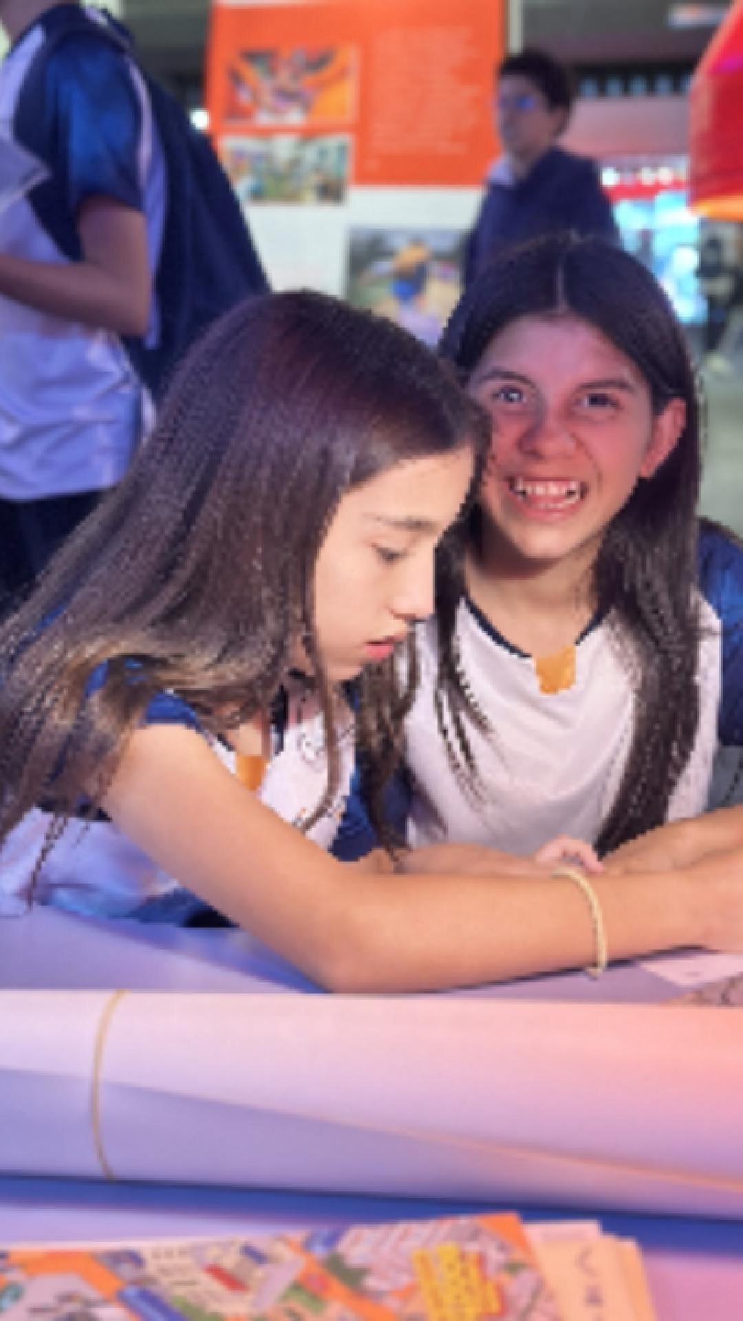 Más allá de las aulas: ¡Vivimos la #FILBo2026! 🎓🌍

¿Quién dijo que el aprendizaje se queda en el tablero? Nos fuimos a Bogotá  a conectar con el conocimiento real. Nuestros jóvenes lideraron espacios de descubrimiento, demostrando el valor de una educación basada en la curiosidad y el compañerismo.

#GIMCAM #ibague #MejorColegio #campestre #colegio