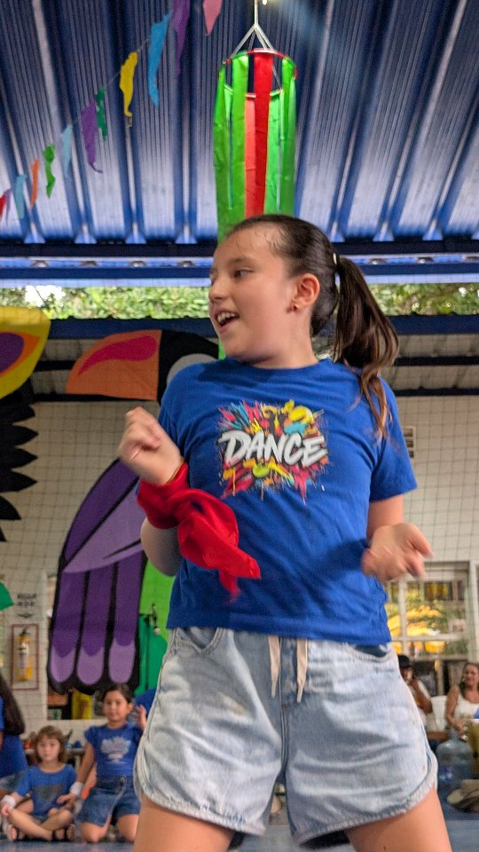 ¿Cuándo fue la última vez que bailaste como si nadie te estuviera mirando? Nuestros niños y jóvenes nos dan hoy una lección de vida. 🌿🎶

A veces olvidamos que la infancia debería ser eso: libertad, juego y alegría sin filtros. En nuestro Día de la Familia, el baile se convirtió en el lenguaje de las emociones.

Déjanos un ❤️ en los comentarios si te llena de orgullo verlos crecer con tanta libertad y confianza.

#GimCam #ExpresiónEmocional #ConfianzaJuvenil #CrianzaConsciente #BienestarEmocional IbaguéCampestre